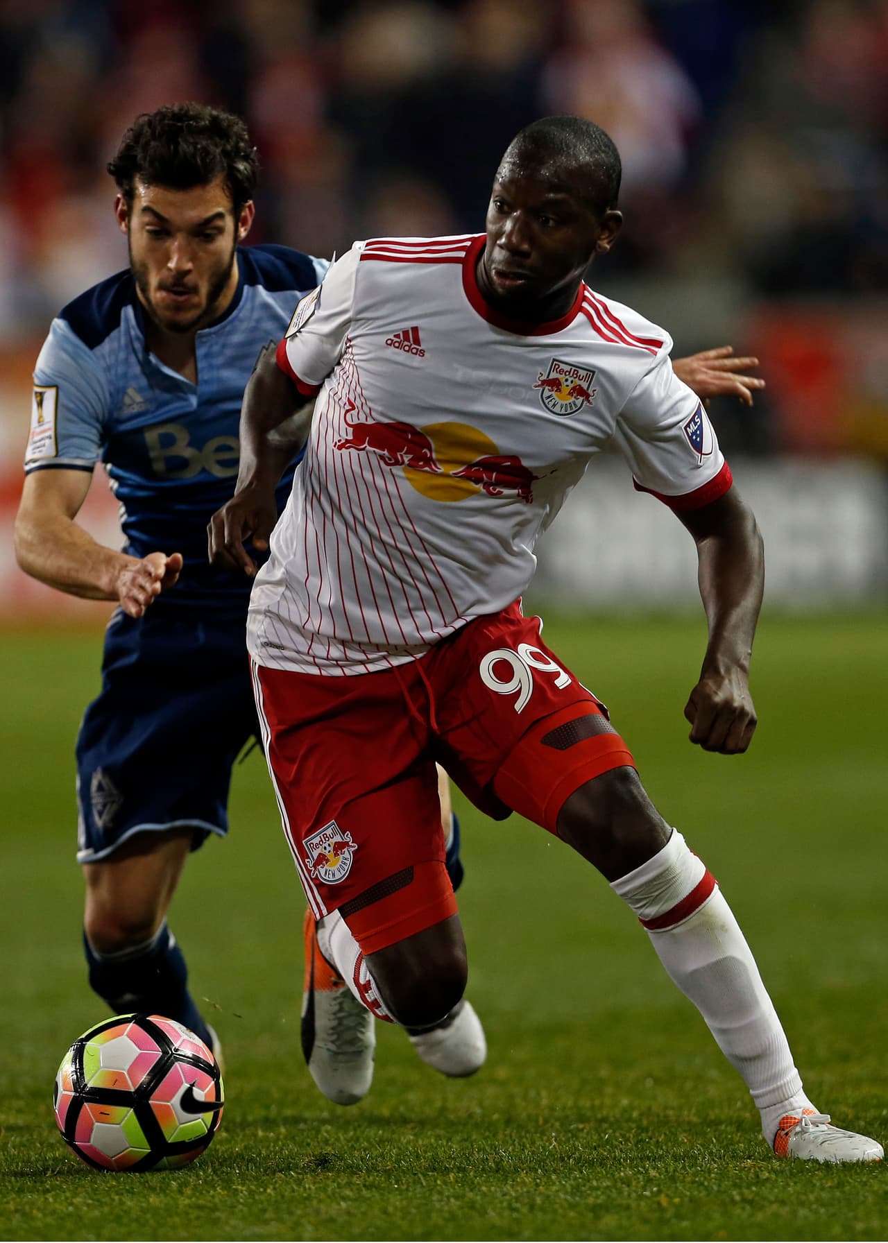 La gran novedad la constituyen las franjas en diagonal que se incorporaron al frente de la camiseta. (USA Today Images)