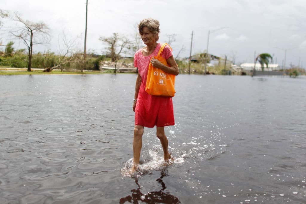 Una mujer atraviesa una calle inundada en Cataño, Puerto Rico.