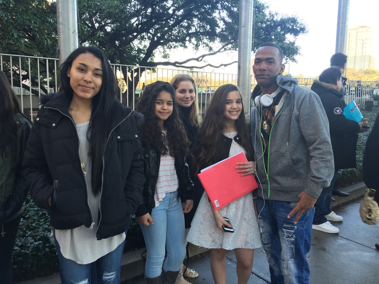 Cantando y con toda la energía se hicieron sentir los jóvenes texanos que madrugaron en busca de la oportunidad de sus vidas. Cada uno tuvo la misión de convencernos con su talento, personalidad y estilo único, muchos audicionaron pero sólo los mejores subirán al escenario.