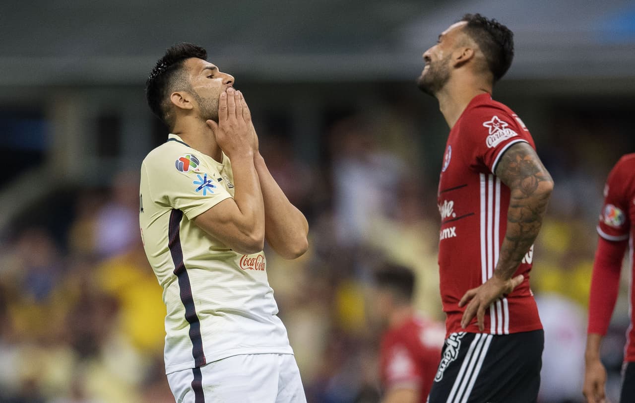 Action photo during the match America vs Tijuana at Azteca Stadium, Apertura 2016 MX League. -- Foto de accion durante el Partido America vs Tijuana en el Estadio Azteca, Partido Correspondiente a la Jornada 13 del Torneo Apertura 2016 Liga BBVA Bancomer MX, en la foto: Silvio ROmero ---15/10/2016/MEXSPORT/ David Leah.