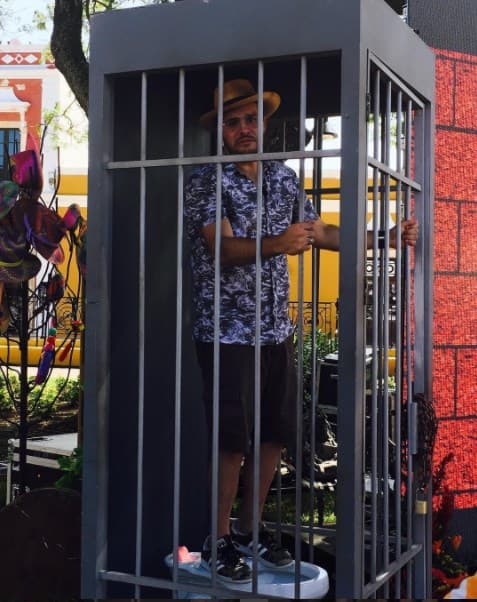 Paul Stanley es muy travieso y por eso le tocó ir a la cárcel.