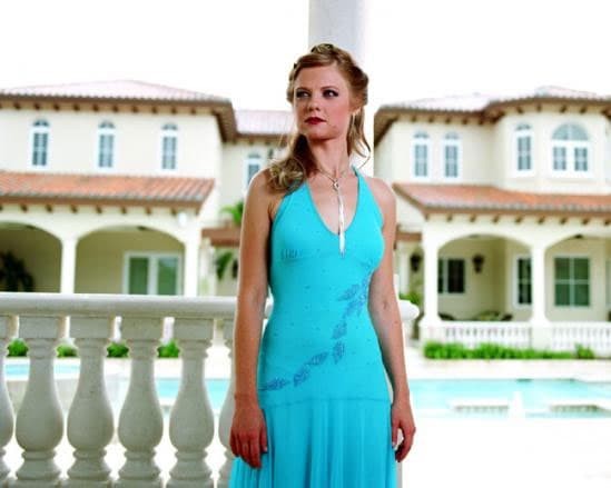 Para lograrlo se convierte en 'Marcia', una bella mujer fría y sin escrúpulos para conseguir sus objetivos.