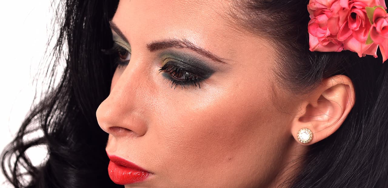 ¿Tienes unas pestañas postizas? Es momento de usarlas. Entre más largas sean, más resaltará tu disfraz.