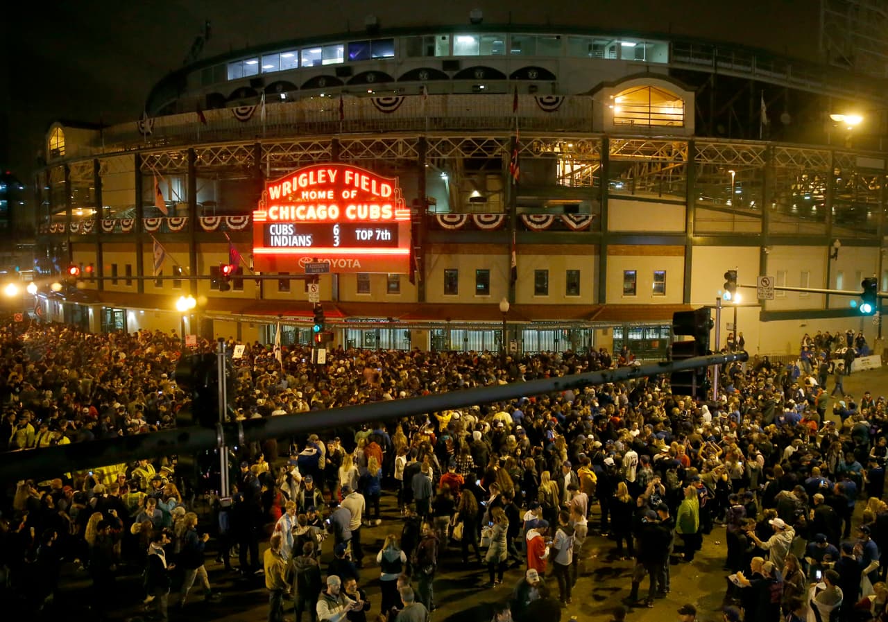 Fanáticos de los Cachorros de Chicago Cubs se congregaron afuera del Wrigley Field.