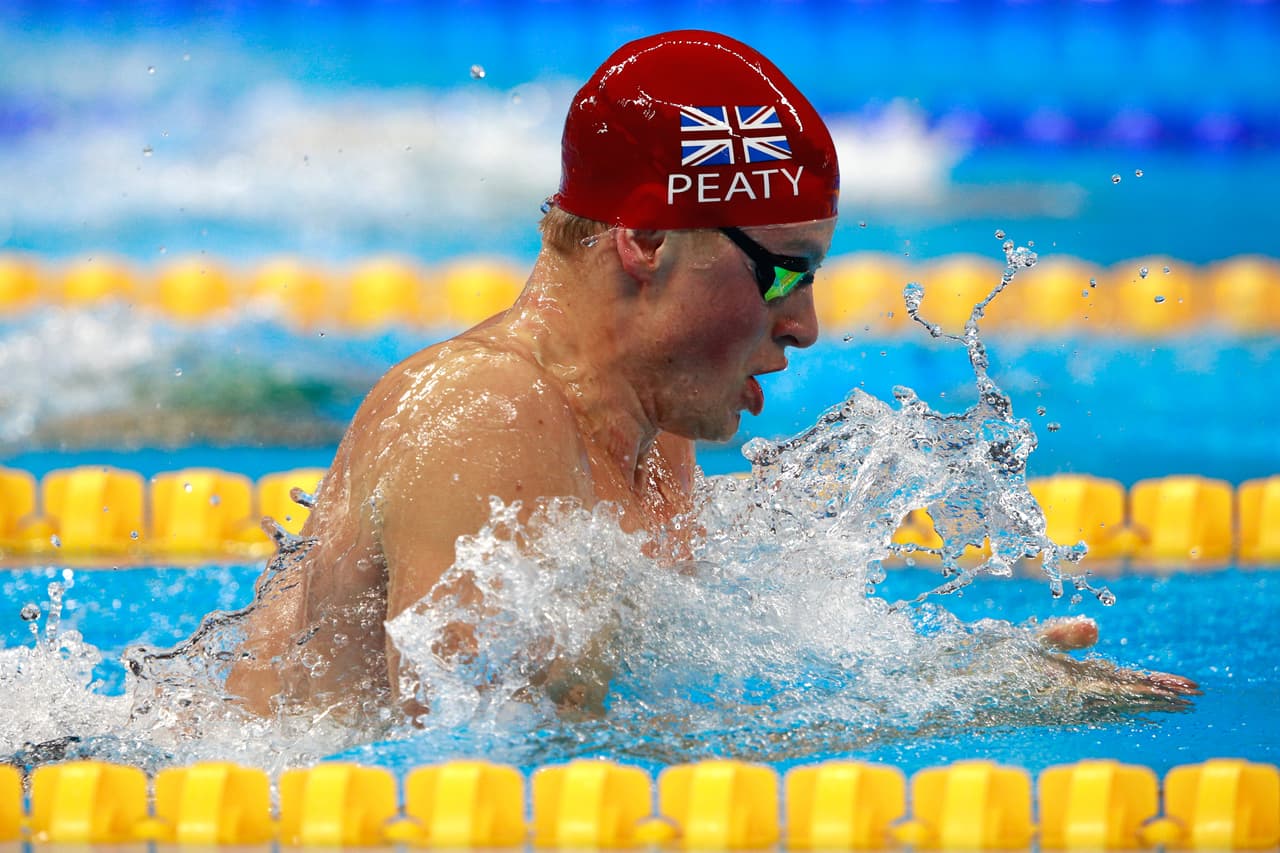 Adam Peaty escuchó ovaciones pero no sabía que eran para él.