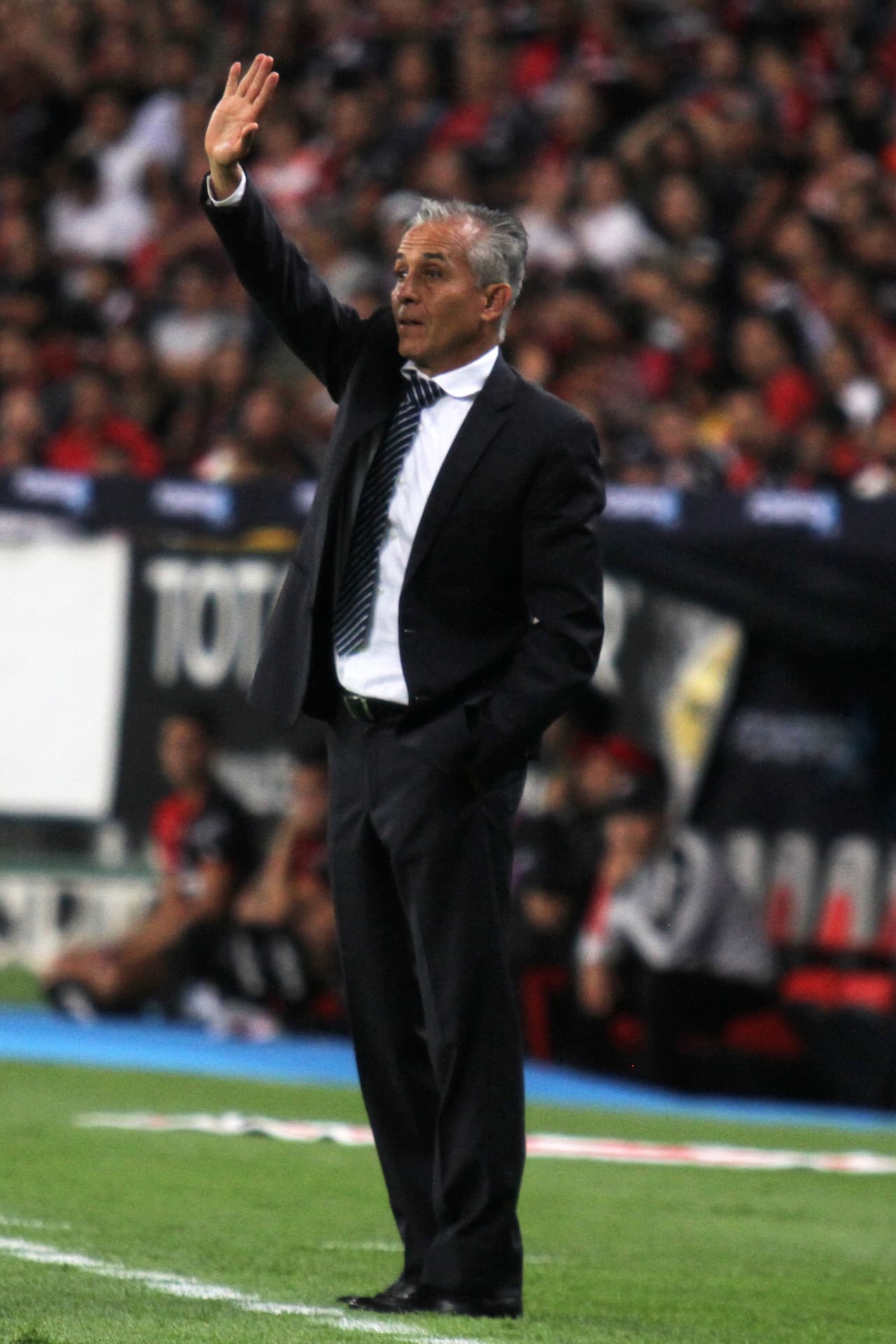 Sergio Bueno por su parte pedía a los suyos un último esfuerzo. Lo primero era ganar y después voltear a ver lo que lograba el Morelia.