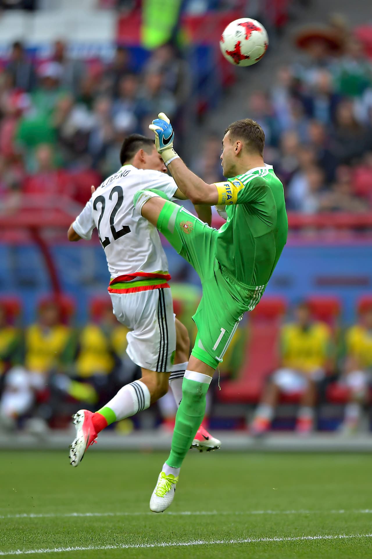 Dudando sobre si salir de cabeza o con los pies, Akinfeev además le pegó tremenda patada a Hirving 'Chucky' Lozano.