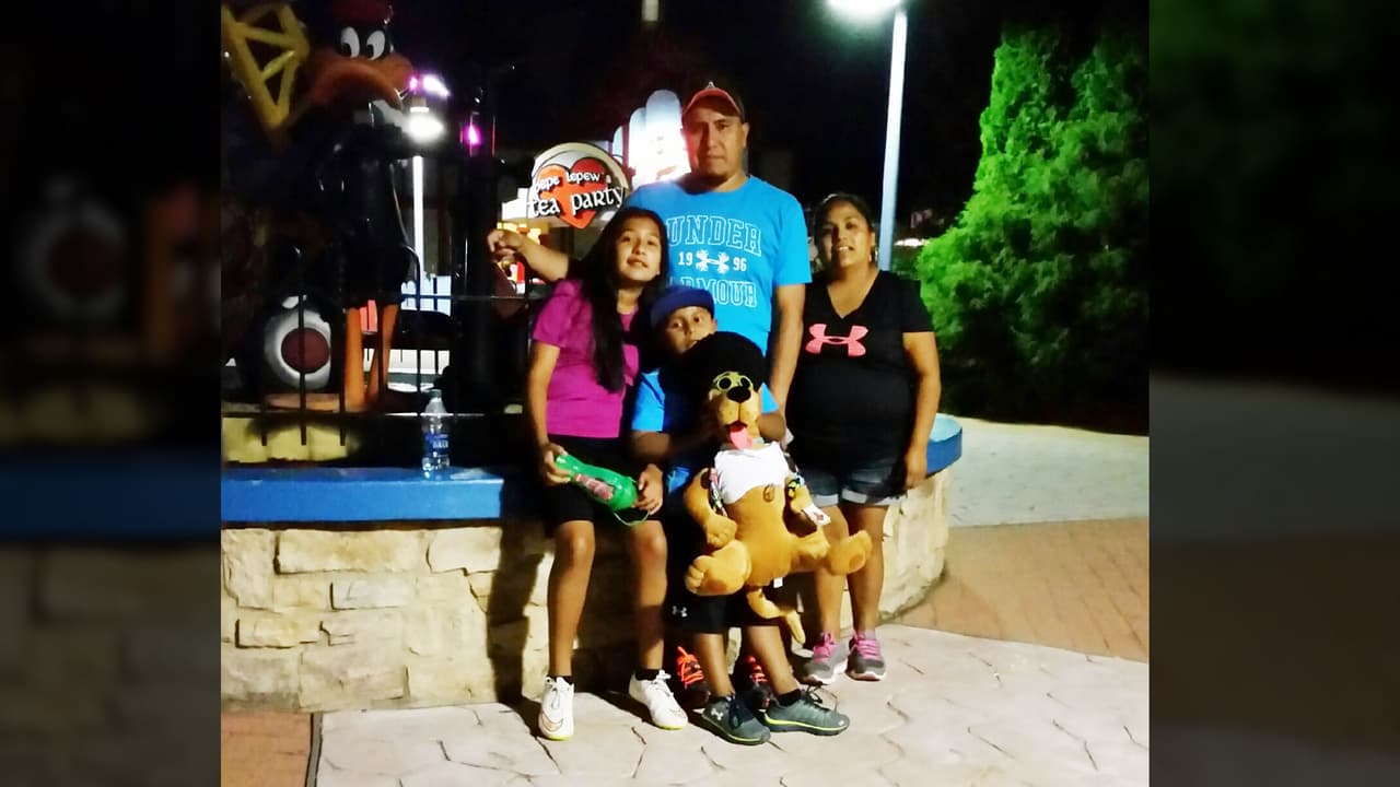 La inmigrante mexicana Leticia García junto a su familia.