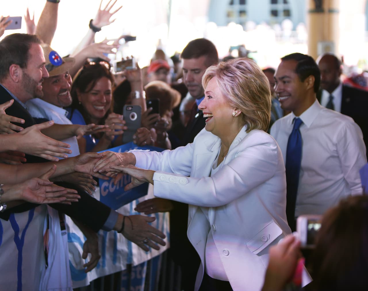 La precandidata Hillary Clinton lanzó este jueves en San Antonio su campaña “Latinos for Hillary”, y en ella se comprometió a trabajar "desde el primer día" por una reforma migratoria, si gana las elecciones de 2016. Asimismo, la candidata señaló que, de ser la nominada de su partido, considerará a Julián Castro, exalcalde de San Antonio y actual secretario de Vivienda, como posible aspirante a la vicepresidencia en su candidatura.