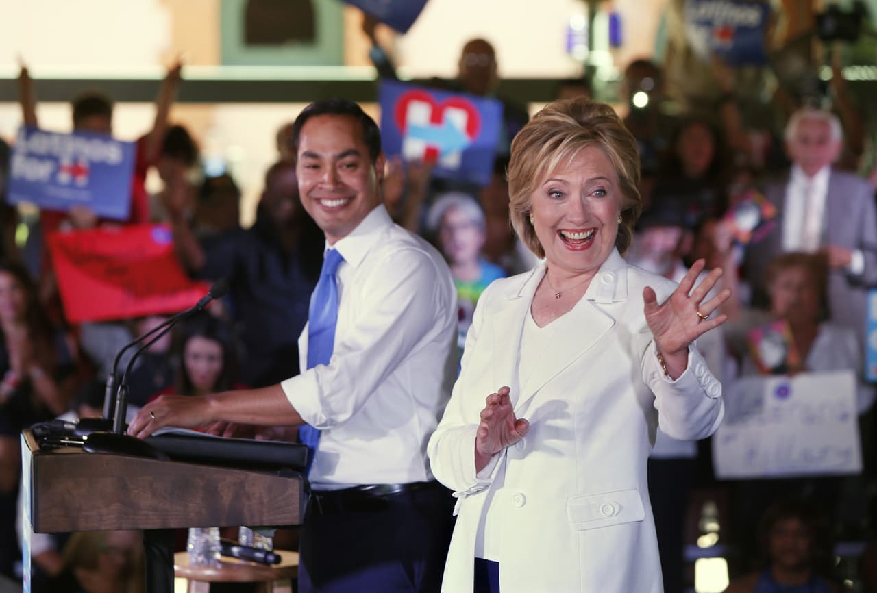 La precandidata Hillary Clinton lanzó este jueves en San Antonio su campaña “Latinos for Hillary”, y en ella se comprometió a trabajar "desde el primer día" por una reforma migratoria, si gana las elecciones de 2016. Asimismo, la candidata señaló que, de ser la nominada de su partido, considerará a Julián Castro, exalcalde de San Antonio y actual secretario de Vivienda, como posible aspirante a la vicepresidencia en su candidatura.