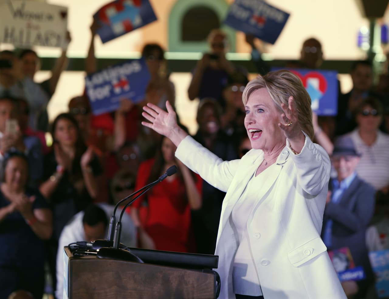 La precandidata Hillary Clinton lanzó este jueves en San Antonio su campaña “Latinos for Hillary”, y en ella se comprometió a trabajar "desde el primer día" por una reforma migratoria, si gana las elecciones de 2016. Asimismo, la candidata señaló que, de ser la nominada de su partido, considerará a Julián Castro, exalcalde de San Antonio y actual secretario de Vivienda, como posible aspirante a la vicepresidencia en su candidatura.
