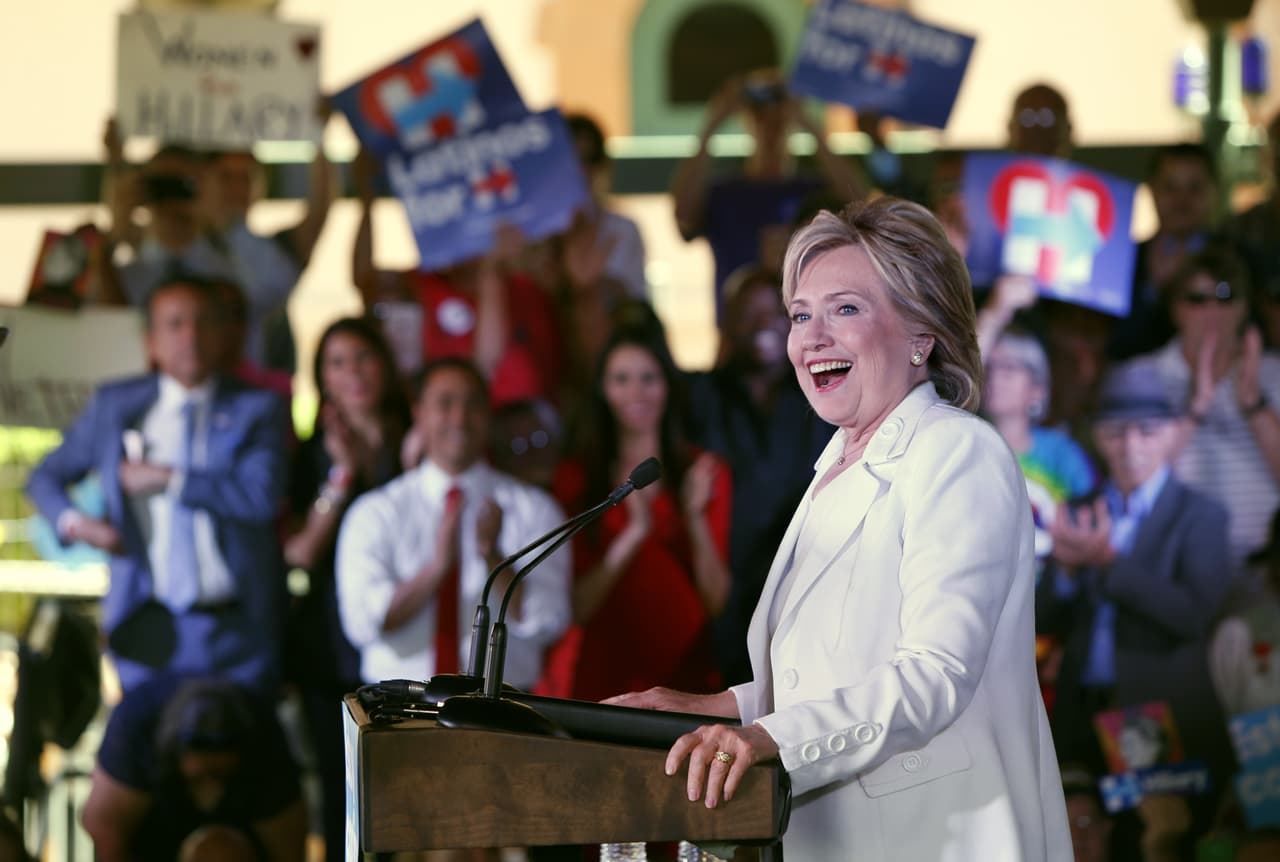 La precandidata Hillary Clinton lanzó este jueves en San Antonio su campaña “Latinos for Hillary”, y en ella se comprometió a trabajar "desde el primer día" por una reforma migratoria, si gana las elecciones de 2016. Asimismo, la candidata señaló que, de ser la nominada de su partido, considerará a Julián Castro, exalcalde de San Antonio y actual secretario de Vivienda, como posible aspirante a la vicepresidencia en su candidatura.