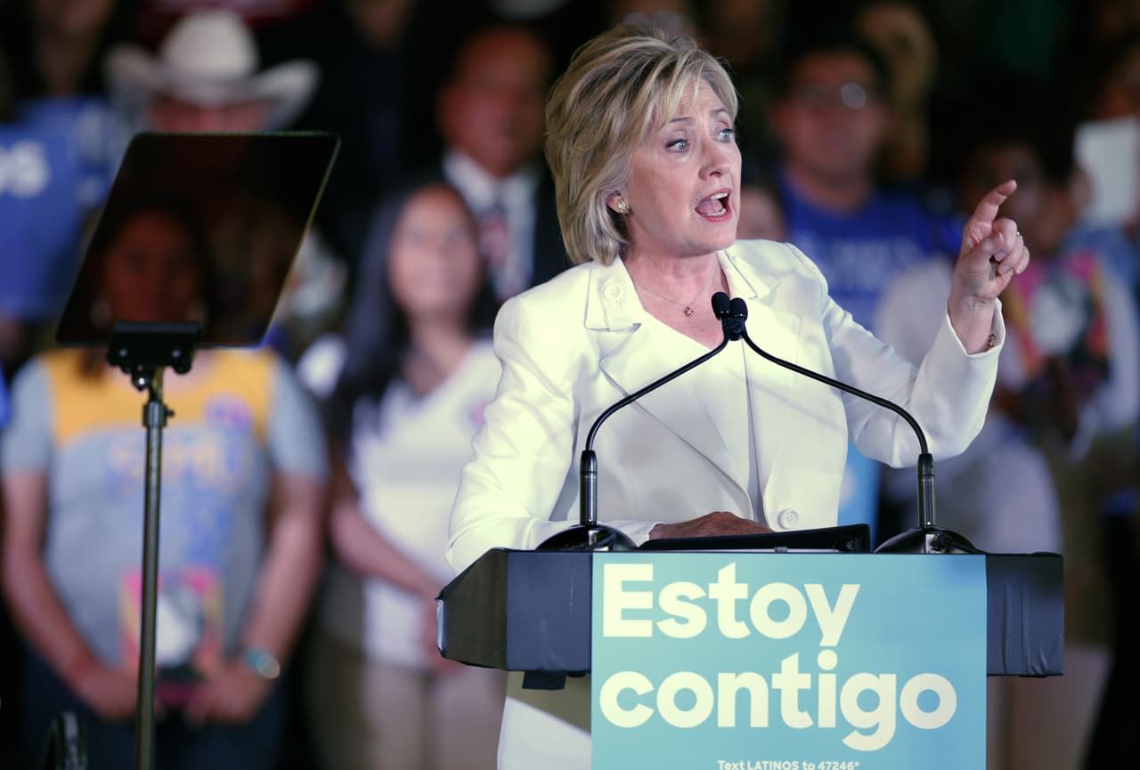 La precandidata Hillary Clinton lanzó este jueves en San Antonio su campaña “Latinos for Hillary”, y en ella se comprometió a trabajar "desde el primer día" por una reforma migratoria, si gana las elecciones de 2016. Asimismo, la candidata señaló que, de ser la nominada de su partido, considerará a Julián Castro, exalcalde de San Antonio y actual secretario de Vivienda, como posible aspirante a la vicepresidencia en su candidatura.