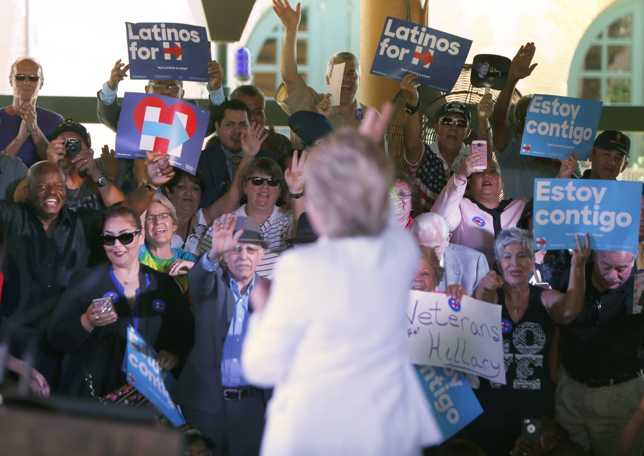 La precandidata Hillary Clinton lanzó este jueves en San Antonio su campaña “Latinos for Hillary”, y en ella se comprometió a trabajar "desde el primer día" por una reforma migratoria, si gana las elecciones de 2016. Asimismo, la candidata señaló que, de ser la nominada de su partido, considerará a Julián Castro, exalcalde de San Antonio y actual secretario de Vivienda, como posible aspirante a la vicepresidencia en su candidatura.