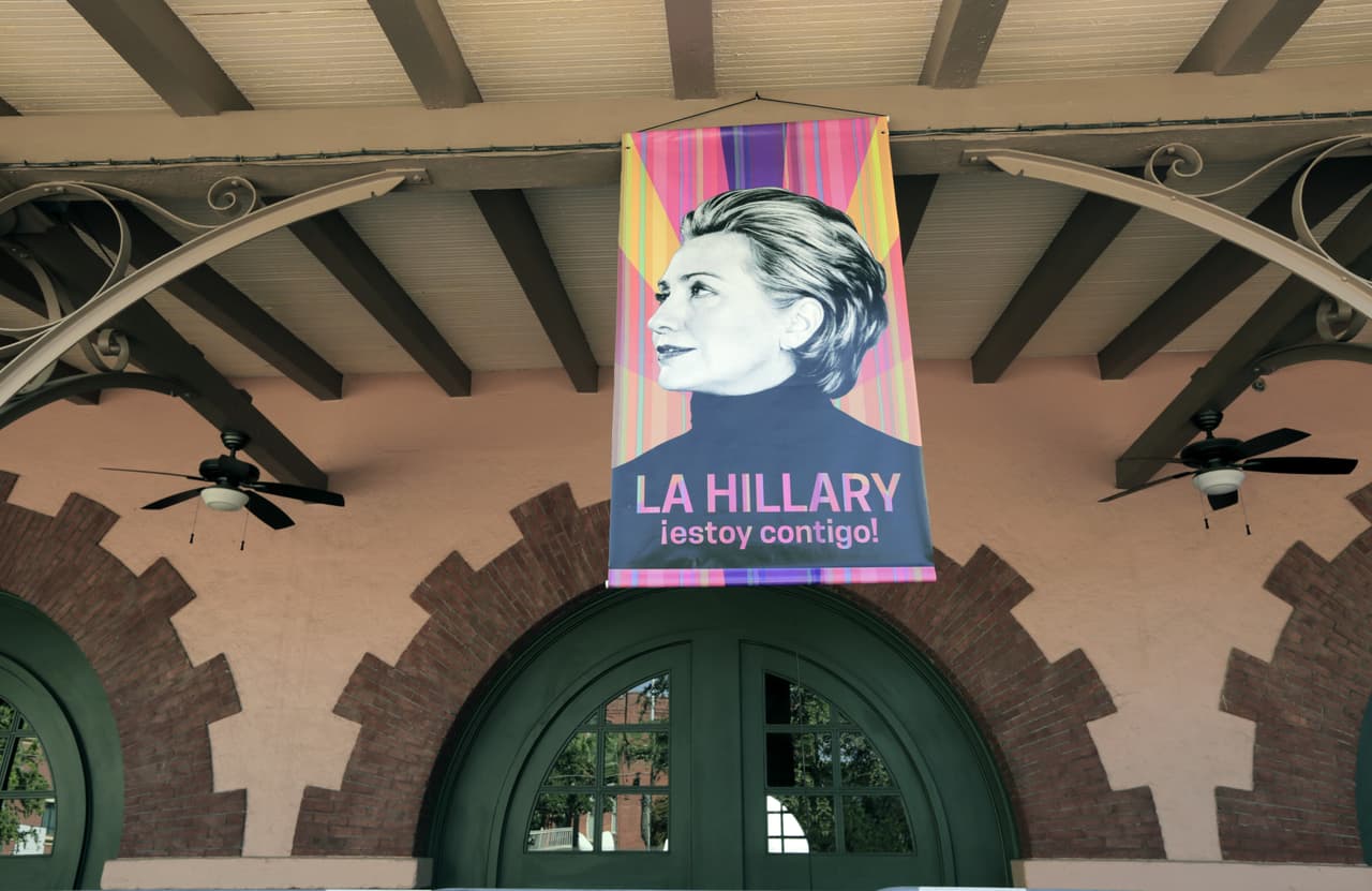 La precandidata Hillary Clinton lanzó este jueves en San Antonio su campaña “Latinos for Hillary”, y en ella se comprometió a trabajar "desde el primer día" por una reforma migratoria, si gana las elecciones de 2016. Asimismo, la candidata señaló que, de ser la nominada de su partido, considerará a Julián Castro, exalcalde de San Antonio y actual secretario de Vivienda, como posible aspirante a la vicepresidencia en su candidatura.
