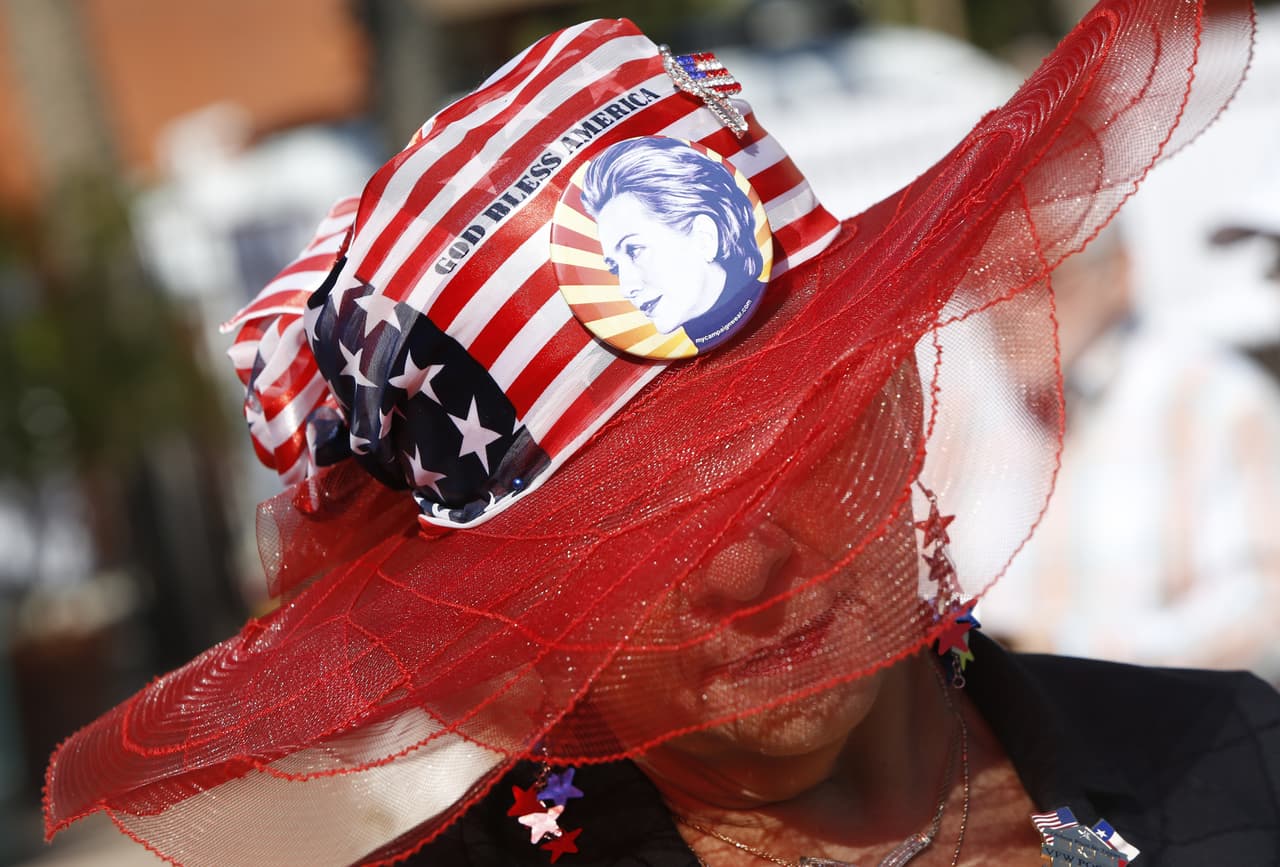 La precandidata Hillary Clinton lanzó este jueves en San Antonio su campaña “Latinos for Hillary”, y en ella se comprometió a trabajar "desde el primer día" por una reforma migratoria, si gana las elecciones de 2016. Asimismo, la candidata señaló que, de ser la nominada de su partido, considerará a Julián Castro, exalcalde de San Antonio y actual secretario de Vivienda, como posible aspirante a la vicepresidencia en su candidatura.