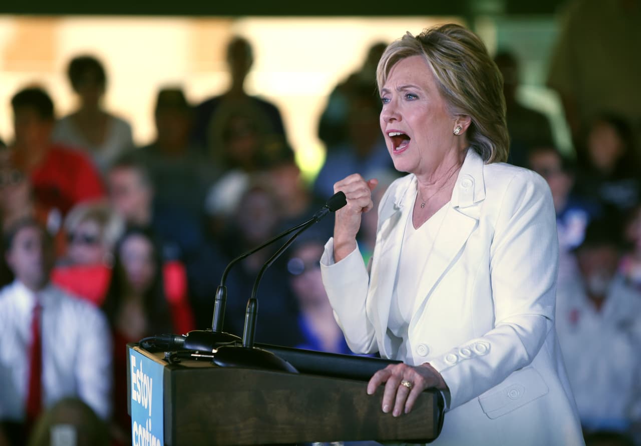La precandidata Hillary Clinton lanzó este jueves en San Antonio su campaña “Latinos for Hillary”, y en ella se comprometió a trabajar "desde el primer día" por una reforma migratoria, si gana las elecciones de 2016. Asimismo, la candidata señaló que, de ser la nominada de su partido, considerará a Julián Castro, exalcalde de San Antonio y actual secretario de Vivienda, como posible aspirante a la vicepresidencia en su candidatura.