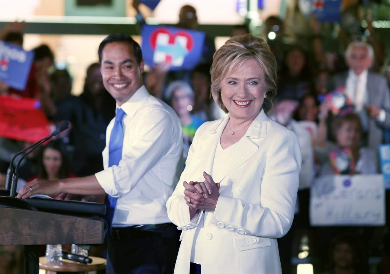 La precandidata Hillary Clinton lanzó este jueves en San Antonio su campaña “Latinos for Hillary”, y en ella se comprometió a trabajar "desde el primer día" por una reforma migratoria, si gana las elecciones de 2016. Asimismo, la candidata señaló que, de ser la nominada de su partido, considerará a Julián Castro, exalcalde de San Antonio y actual secretario de Vivienda, como posible aspirante a la vicepresidencia en su candidatura.