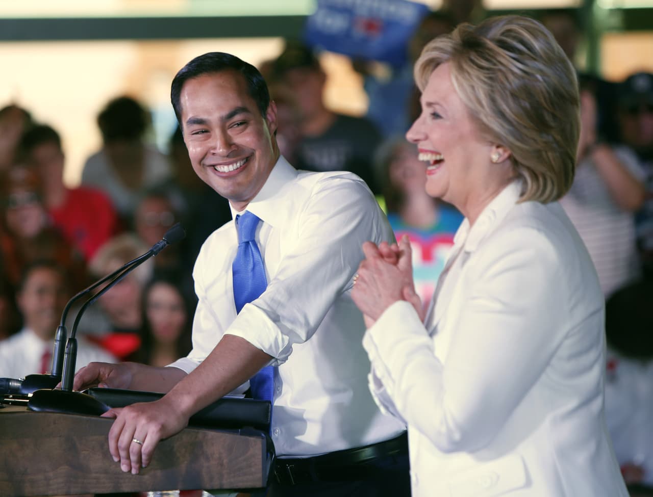 La precandidata Hillary Clinton lanzó este jueves en San Antonio su campaña “Latinos for Hillary”, y en ella se comprometió a trabajar "desde el primer día" por una reforma migratoria, si gana las elecciones de 2016. Asimismo, la candidata señaló que, de ser la nominada de su partido, considerará a Julián Castro, exalcalde de San Antonio y actual secretario de Vivienda, como posible aspirante a la vicepresidencia en su candidatura.
