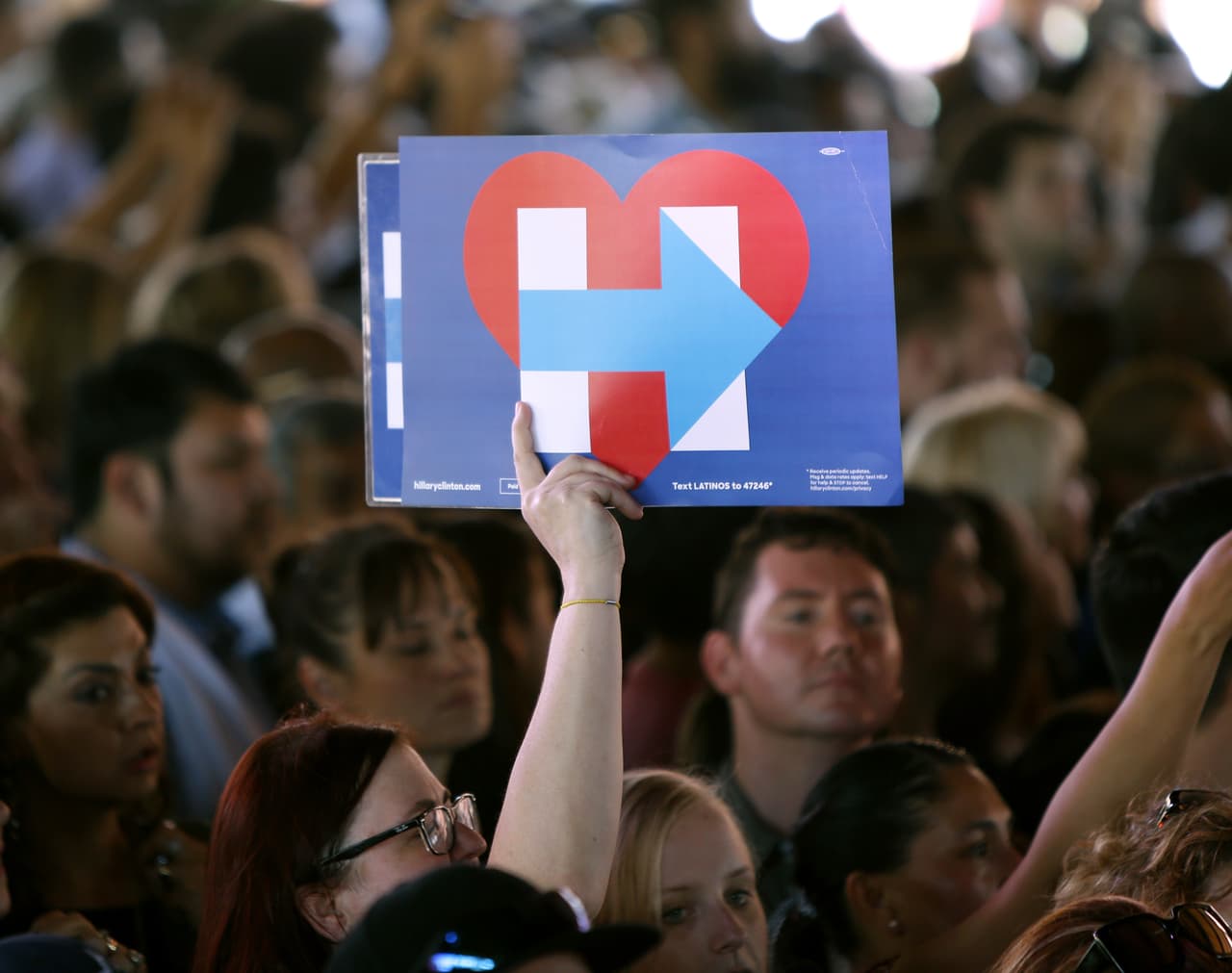 La precandidata Hillary Clinton lanzó este jueves en San Antonio su campaña “Latinos for Hillary”, y en ella se comprometió a trabajar "desde el primer día" por una reforma migratoria, si gana las elecciones de 2016. Asimismo, la candidata señaló que, de ser la nominada de su partido, considerará a Julián Castro, exalcalde de San Antonio y actual secretario de Vivienda, como posible aspirante a la vicepresidencia en su candidatura.