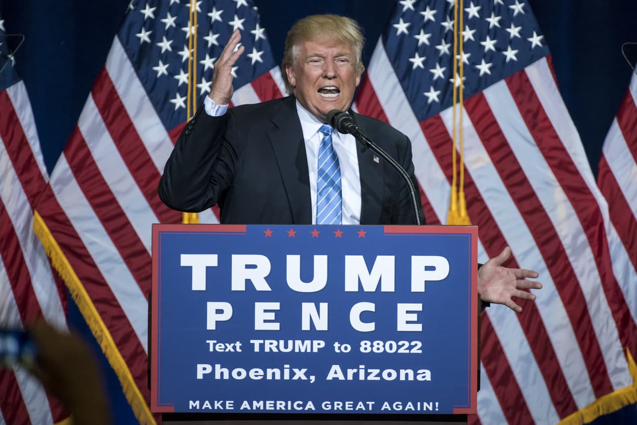Donald Trump habla sobre inmigración en Phoenix, Arizona.