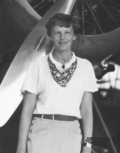 Imagen de Amelia Earhart usada para comparar sus brazos con los huesos hallados