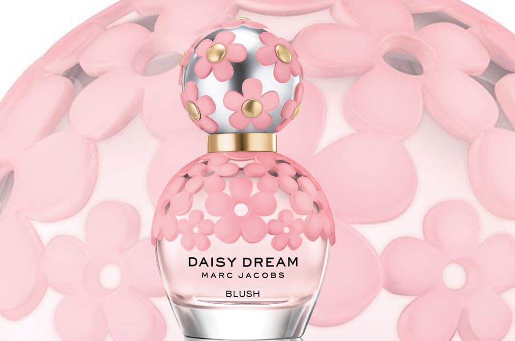 Definitivamente esta fragancia Blush, Daisy Dream de Marc Jacobs es ideal para las mamás que sin importar su edad tienen gustos juveniles, esta versión es fresca, femenina, divertida y tiene frutas deliciosas como la pera.