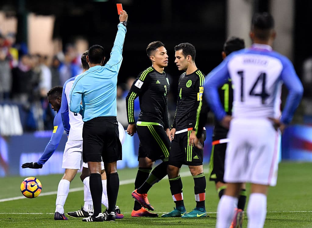 Salcedo fue amonestado ¡por tirarse de kamikaze y comprometer su propia integridad física!