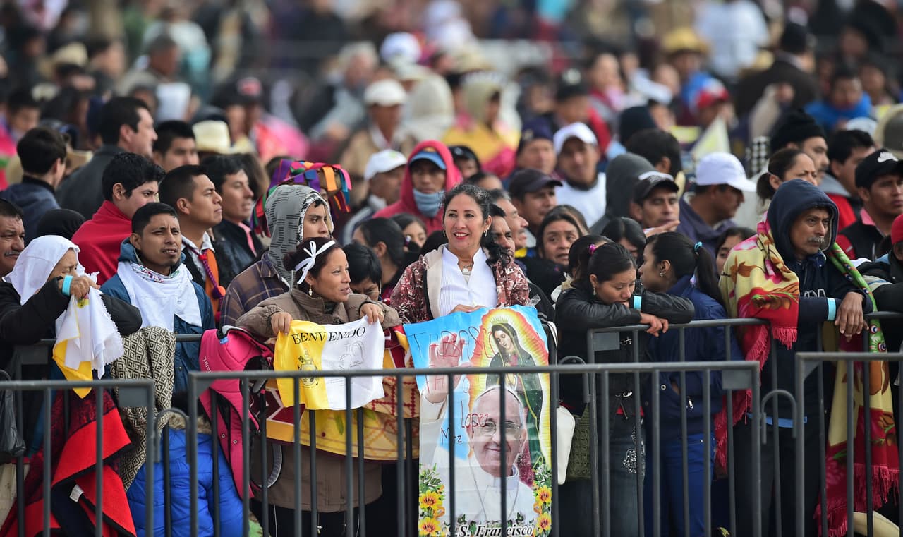 Decenas de personas que veían la caravana del papa Francisco en Chiapas.