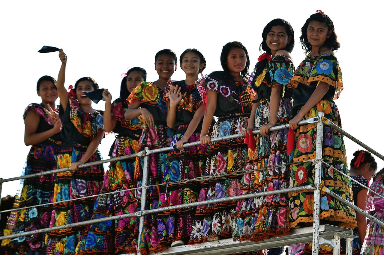 Un grupo de indígenas adolescentes sonríen en Tuxtla Gutiérrez.