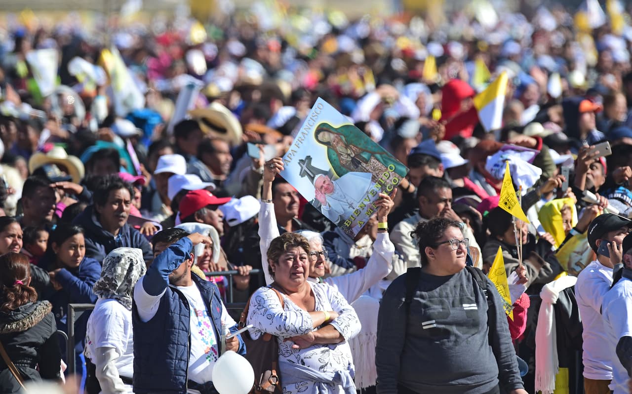 Entre la multitud sobresalían imágenes de la Virgen de Guadalupe y el papa Francisco.