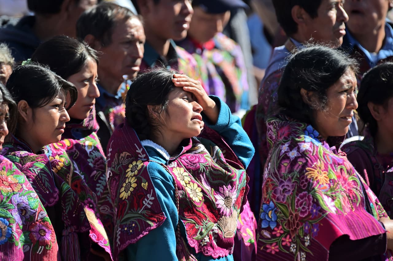 Fieles esperan la llegada de Francisco a San Cristóbal de las Casas.