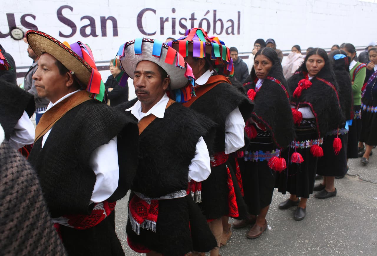 Los indígenas formados para la Santa Misa en el Centro Deportivo Municipal.