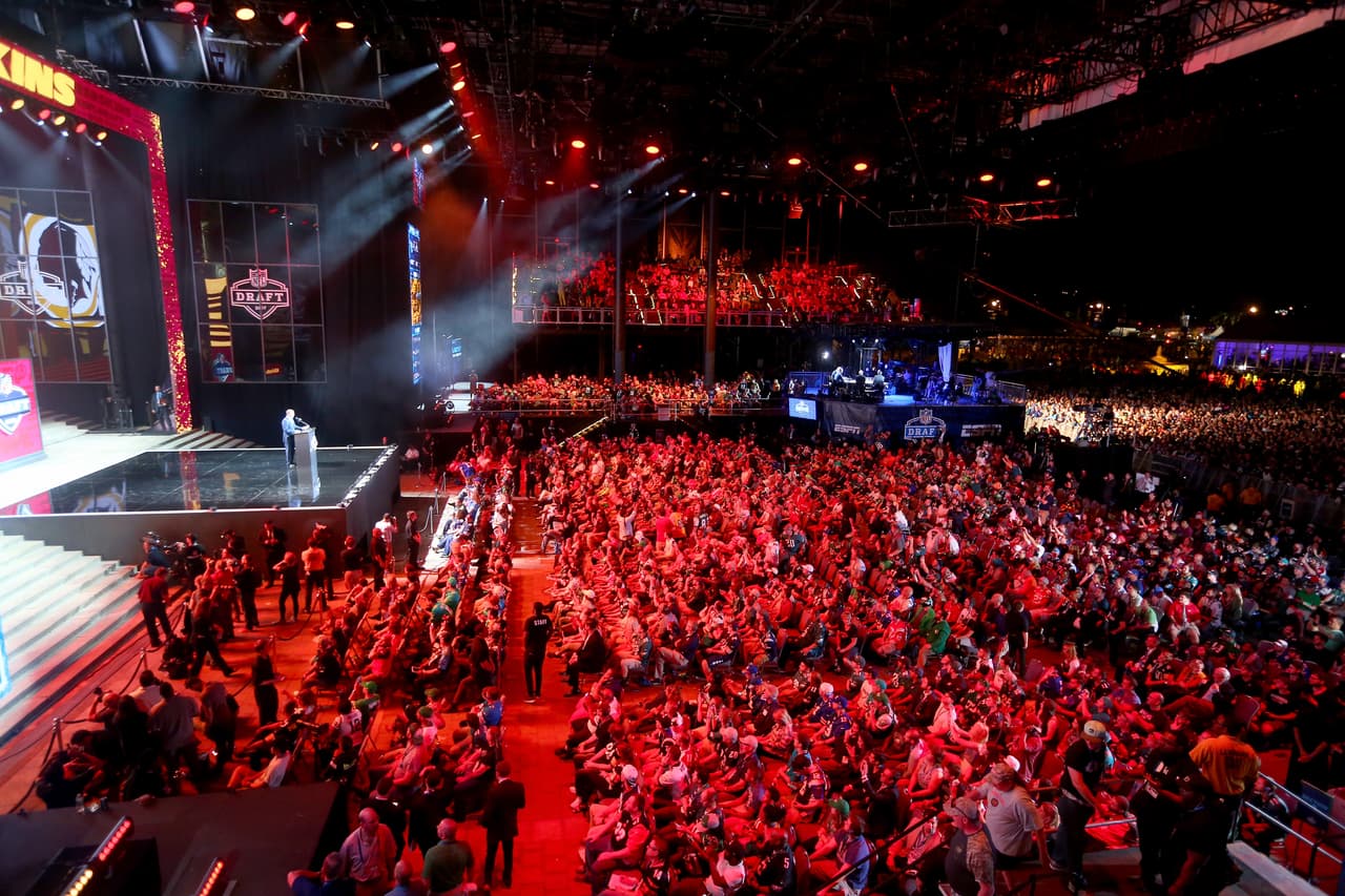 PHILADELPHIA, PA - APRIL 27: Commissioner of the National Football League Roger Goodell speaks during the first round of the 2017 NFL Draft at the Philadelphia Museum of Art on April 27, 2017 in Philadelphia, Pennsylvania. (Photo by Mitchell Leff/Getty Images)