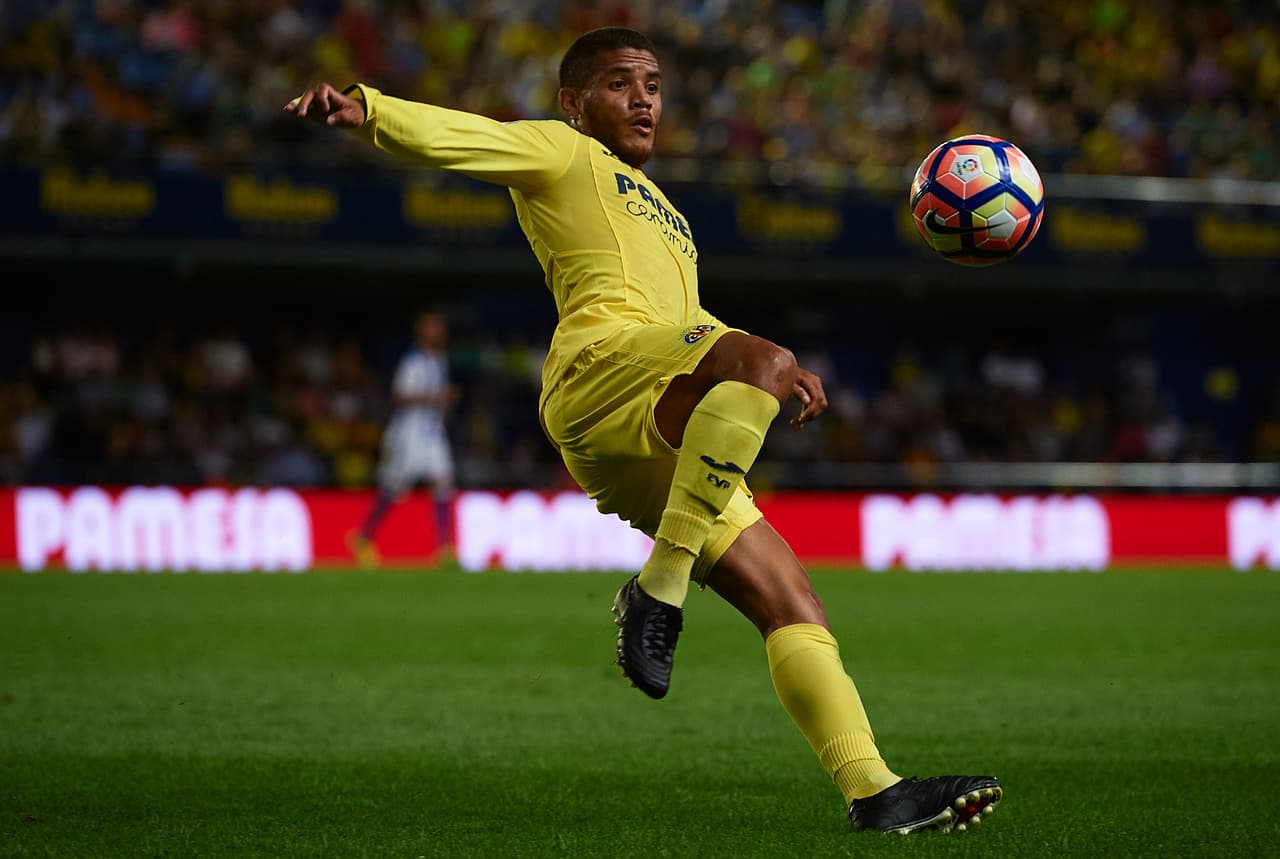 Jonathan Dos Santos comenzó su carrera con Barcelona de España en 2009 pero solo desde 2012 estuvo oficialmente en la nómina del primer equipo, con el que estuvo hasta 2014, cuando fue traspasado a Villarreal. En este equipo ha tenido un paso ascendente como volante de contención.