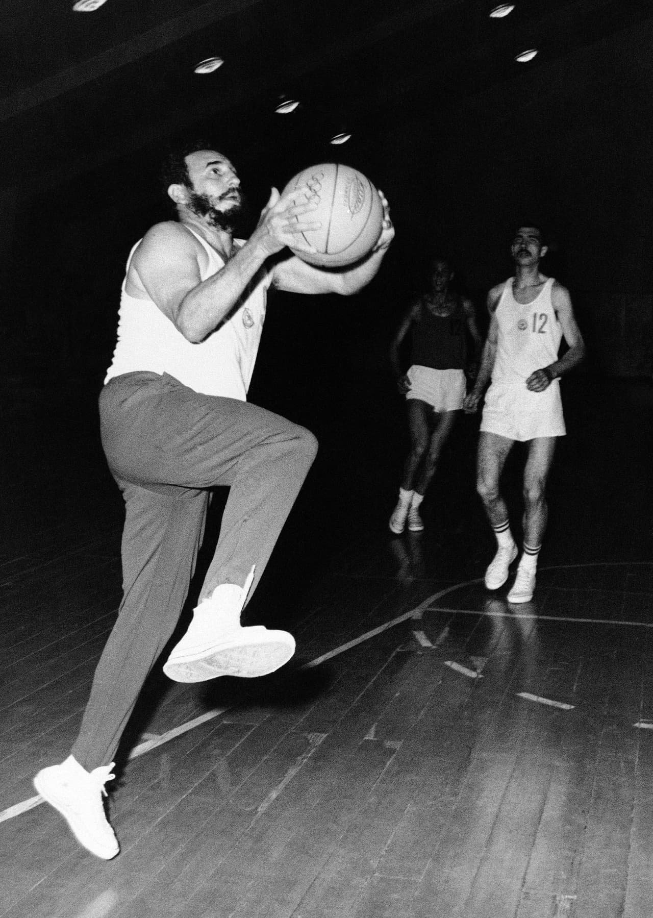 El presidente Castro practicando baloncesto con jóvenes promesas.