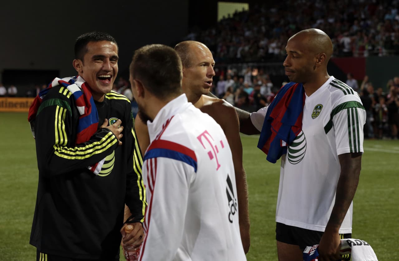 El australiano Tim Cahill tuvo la posibilidad de jugar tanto para el All Star Team como para el club rival invitado, con el Everton. Mientras que el holandés Arjen Robben es uno de los curiosos casos que han disputado el encuentro con dos equipos invitados diferentes, lo hizo con el Chelsea y con el Bayern.