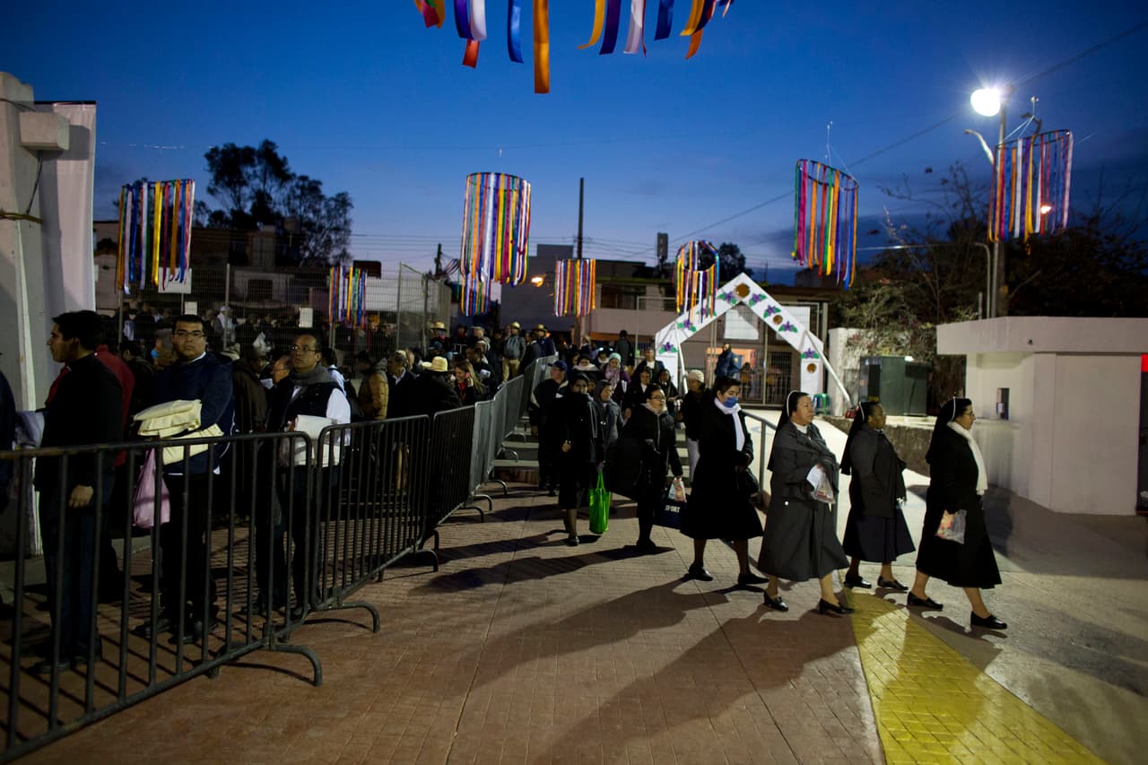 Monjas llegaron desde la madrugada al estadio Venustiano Carranza en Morelia, México.