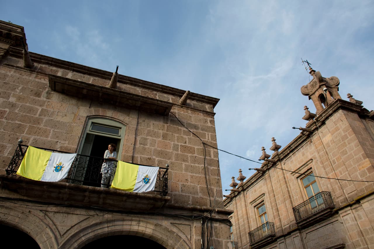 Un par de banderas de El Vaticano en este edificio del centro de Morelia, Michoacán.