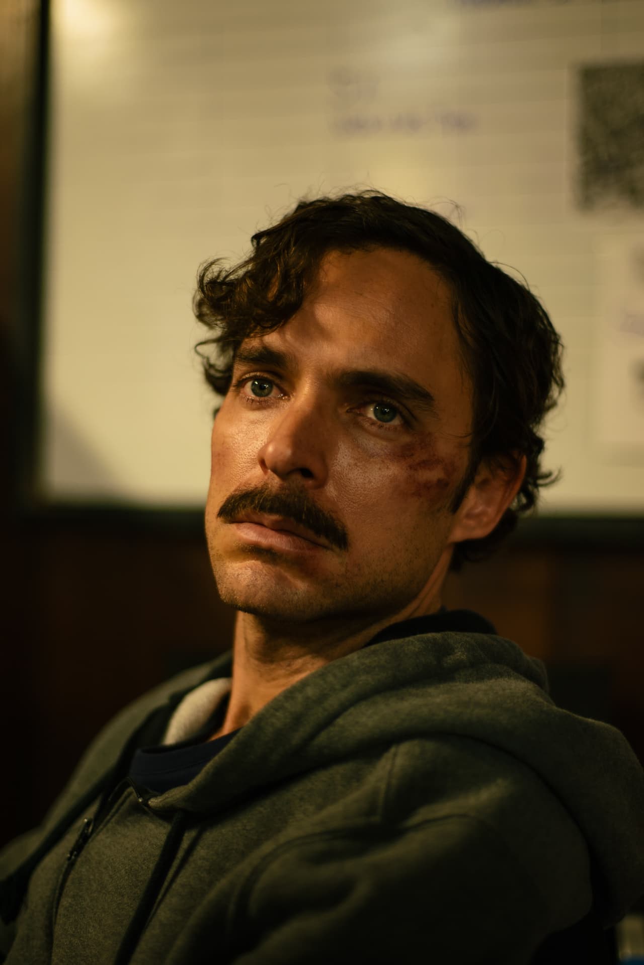 'Julio Kaczinski' tiene una personalidad oscura y atormentada. Después de perder a su familia el mundo se le vendrá abajo.