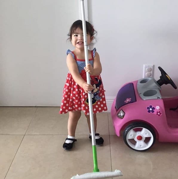 Haciendo méritos para que su mami la deje ir a Disney con sus amigas.