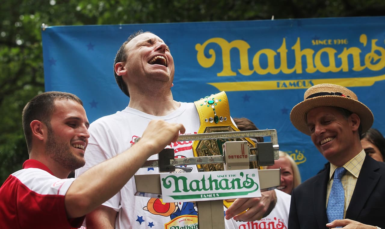 El campeón se pesa antes de librar la batalla con las salchichas.