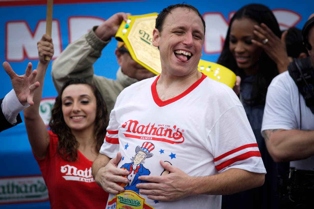 Joey “Mandíbulas” Chestnut se impuso a sus rivales con gran ventaja.