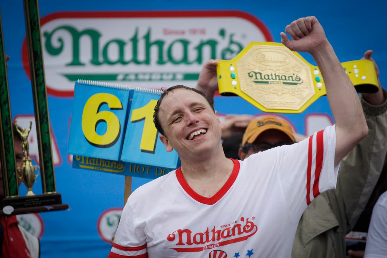 Chestnut arrancó gritos de júbilo y ovaciones al no dejar ni migajas de los “hot dogs”.