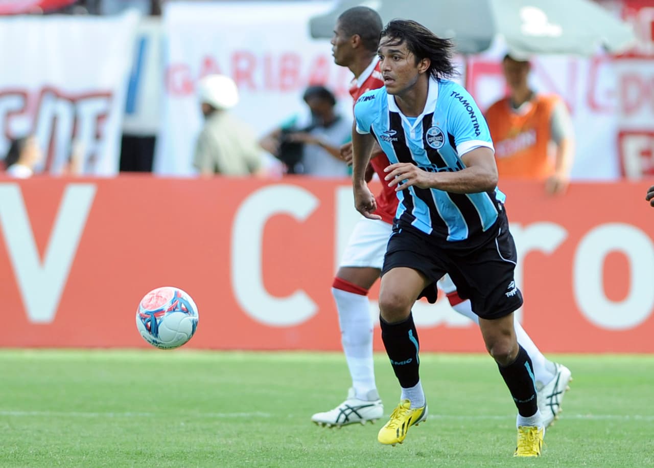 En el 2012 el Gremio de Porto Alegre adquiere su ficha pagándole más de 10 millones de dólares al Shakhtar, que recuperó algo de su inversión.