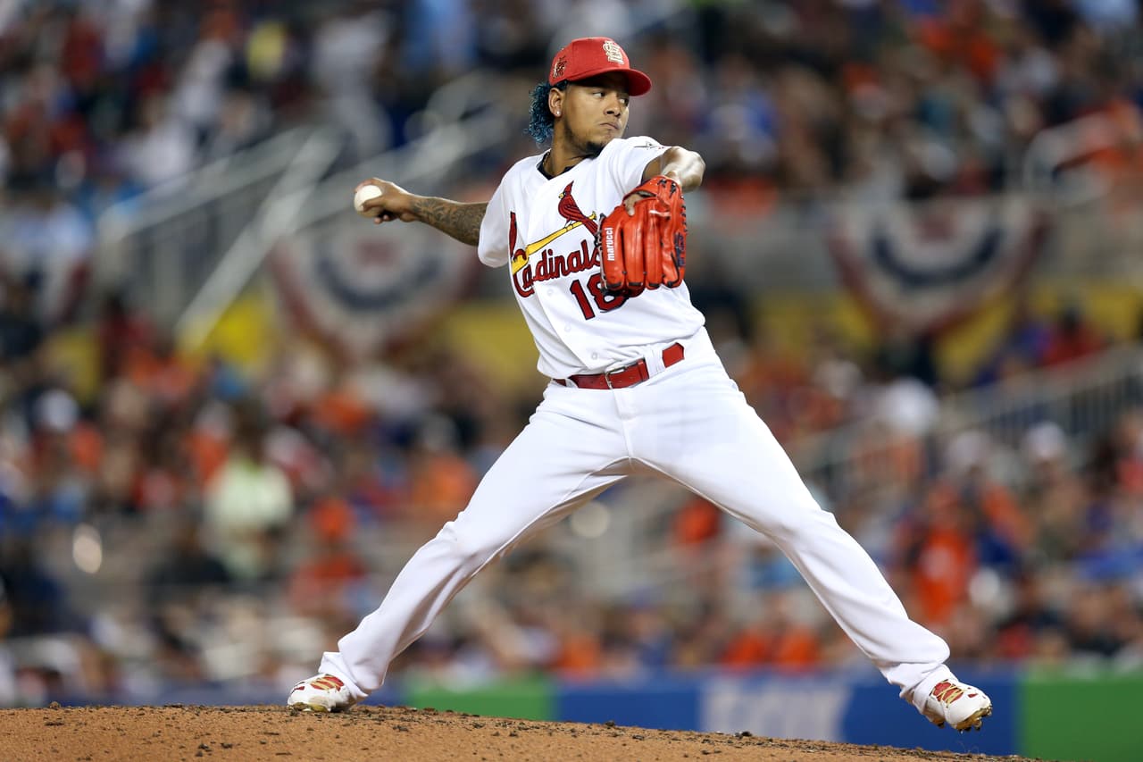 Carlos Martínez "El Tsunami" trabajó 2 entradas en las que ponchó a 4 rivales y permitió un imparable. Gran labor del pitcher latino.