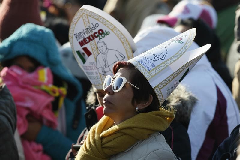 Esta mujer, en la plaza de Ecatepec, en el Estado de México, porta una mitra de carton sobre su cabeza, como la que usan los curas de alto rango.
