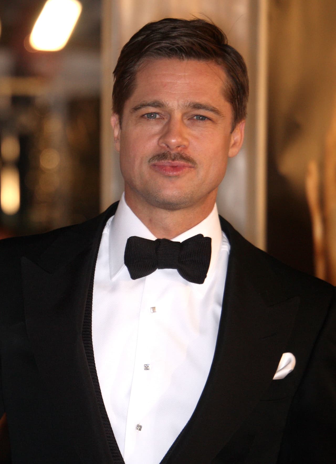 Este individuo confiesa que al parecer Brad tiene gustos muy "exquisitos" en hombres.