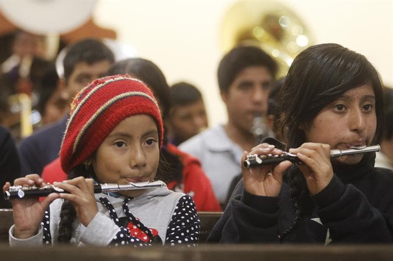 Músicos de la filarmónica de la etnia "míxe", originarios de Oaxaca, practican la música con la que reciben a Francisco.