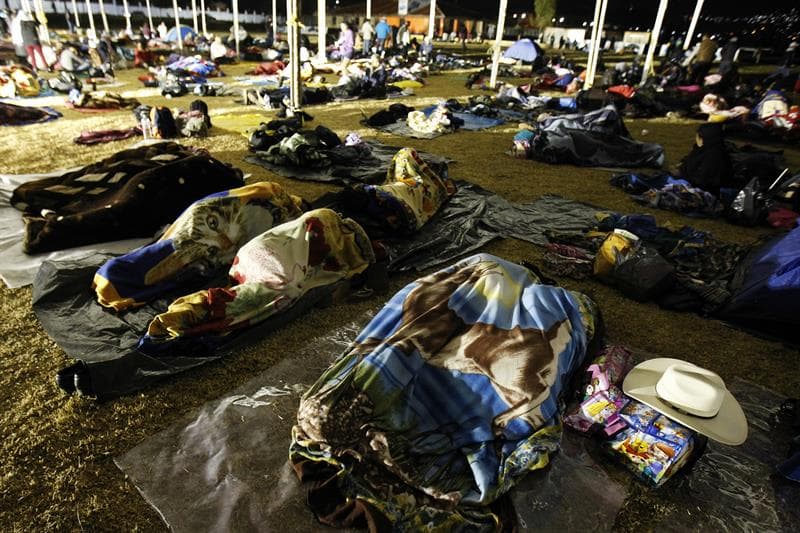 Desde el fin de semana varias personas acamparon y durmieron en las afueras del Centro Deportivo Municipal, en donde se celebrará la Santa Misa con comunidades indígenas.